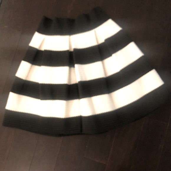 Structured Xhilaration bell skirt - Picture 1 of 3